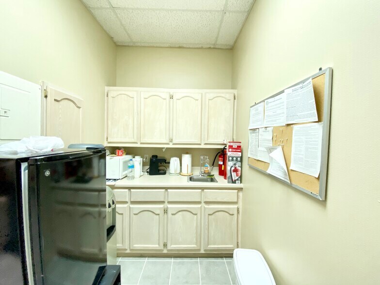 More Photos Of 3102 E Business 83, Weslaco Office For Lease