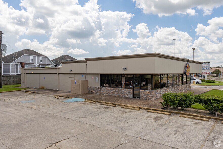 More Photos Of 7000-7020 Woodridge Dr, Houston Storefront Retail Office For Lease