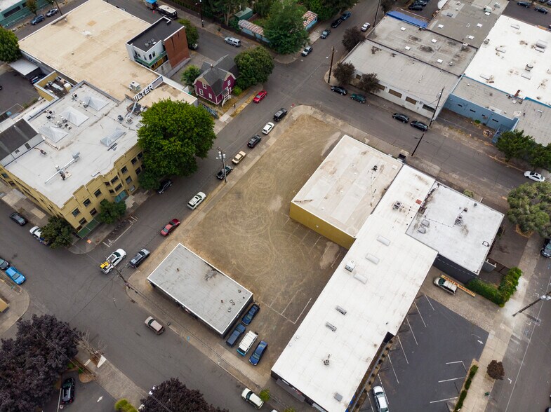 More Photos Of NW Corner of SE 9th and SE Ash Street ave, Portland Land For Lease