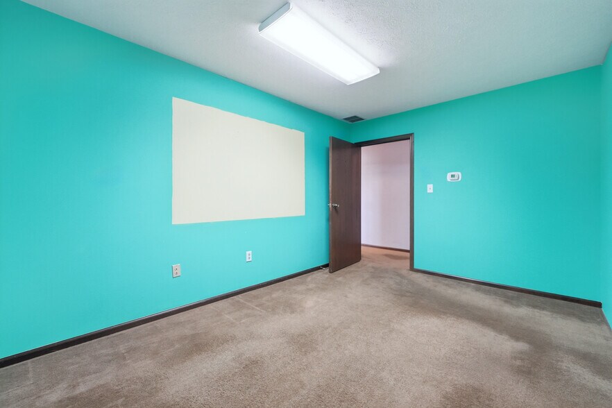 More Photos Of 3201 E Center St, Warsaw Office For Sale
