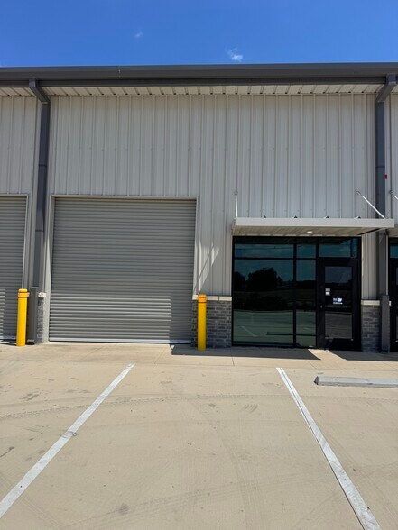 More Photos Of 5865 Houston St, San Antonio Distribution For Lease