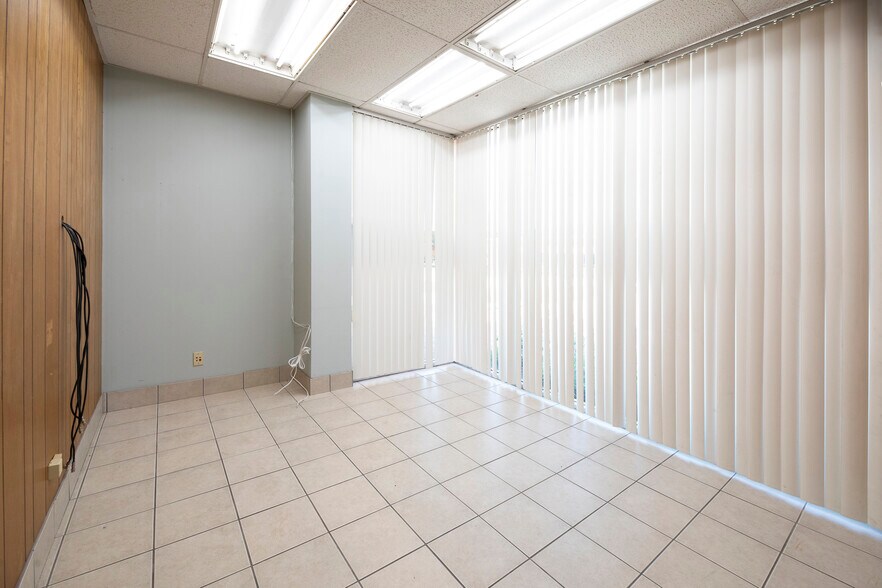 More Photos Of 820 Nicholas Blvd, Elk Grove Village Manufacturing For Lease