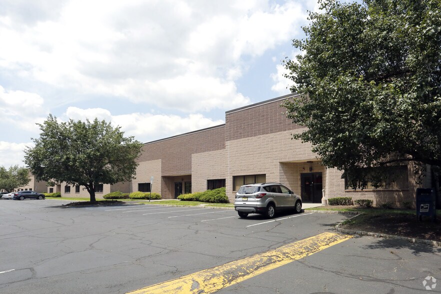 More Photos Of 600 Ryerson Rd, Lincoln Park Warehouse For Lease