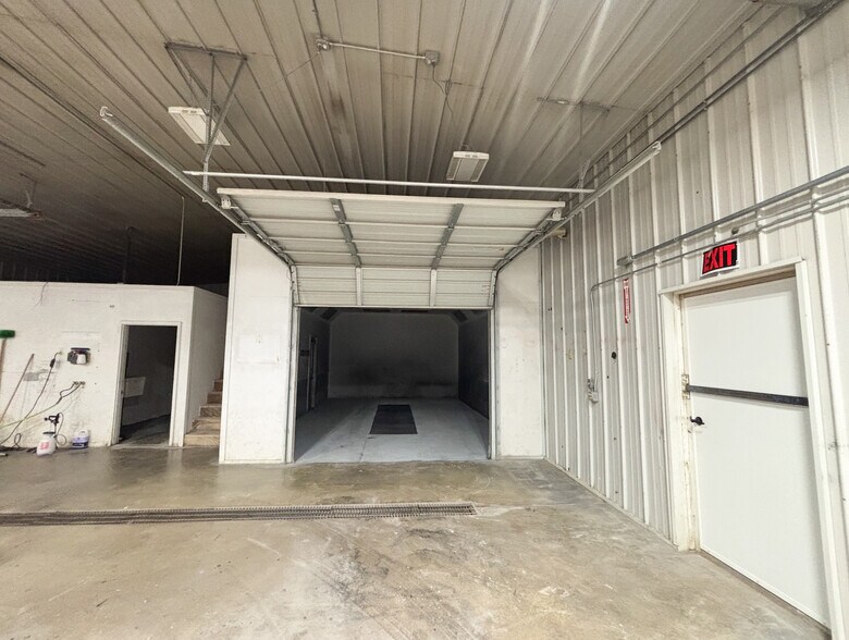 More Photos Of 1005 N 9th Ave, Brandon Warehouse For Lease
