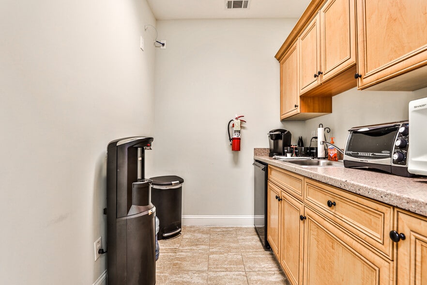 More Photos Of 1905 Woodstock Rd, Roswell Office For Lease