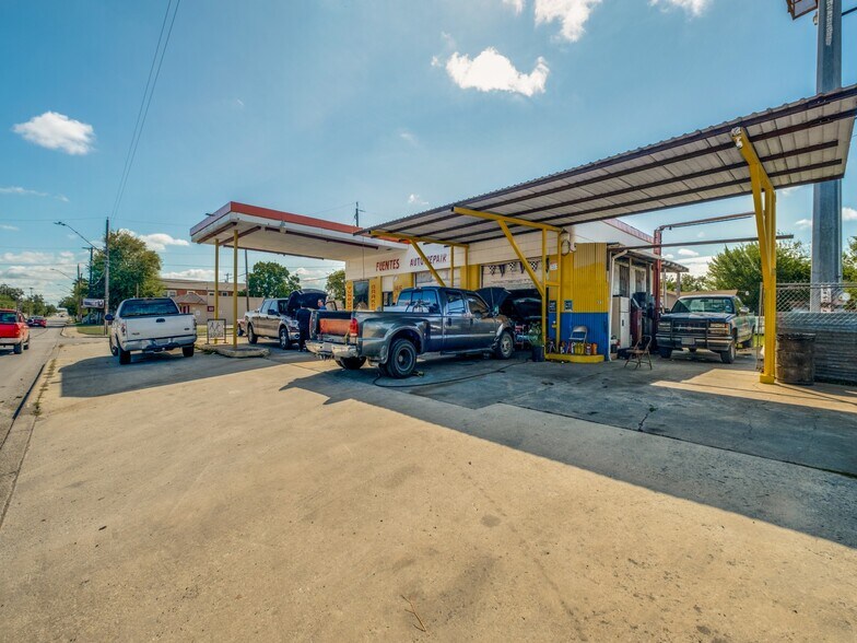 Primary Photo Of 1415 Cupples Rd, San Antonio Auto Repair For Sale
