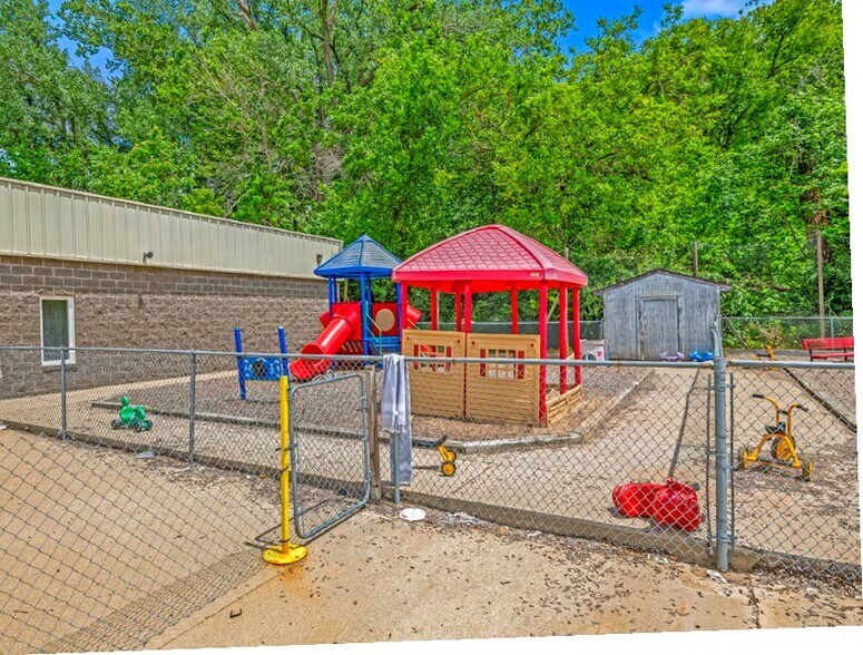 More Photos Of 3006 N Main St, East Peoria Daycare Center For Sale