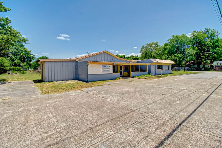 More Photos Of 3019 Dickinson Ave, Dickinson Freestanding For Sale