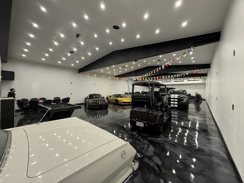 More Photos Of 3075 California St, Burbank Warehouse For Lease