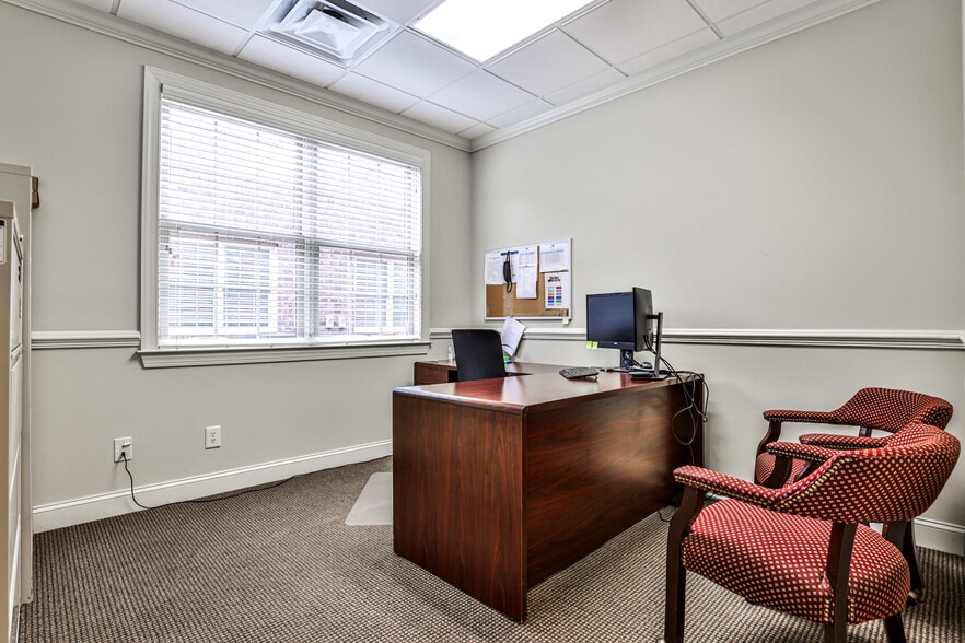 More Photos Of 1905 Woodstock Rd, Roswell Office For Lease