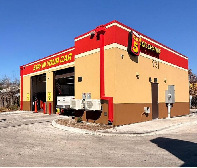 More Photos Of 931 S General McMullen Dr, San Antonio Freestanding For Sale