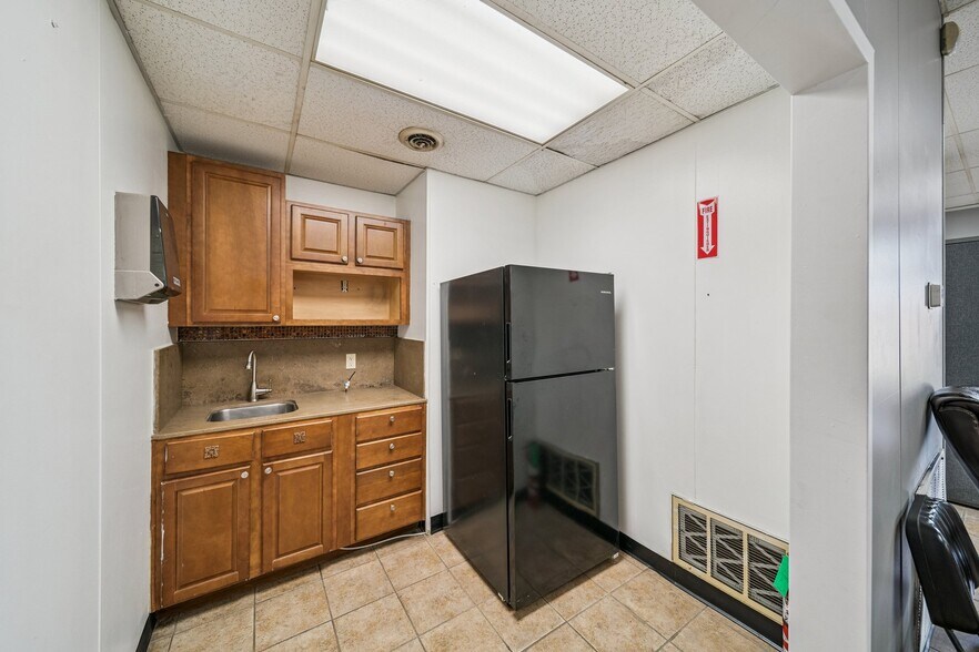 More Photos Of 8118 E 44th St, Tulsa Warehouse For Lease