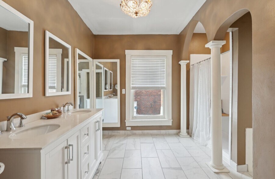 More Photos Of 118 S Walnut St, Troy Showroom For Sale