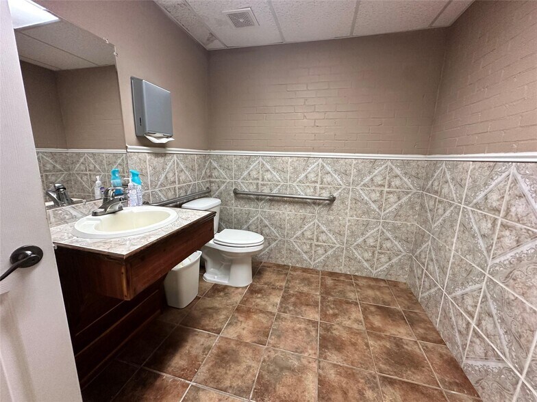 More Photos Of 120 S Charlton St, Woodville Office For Sale