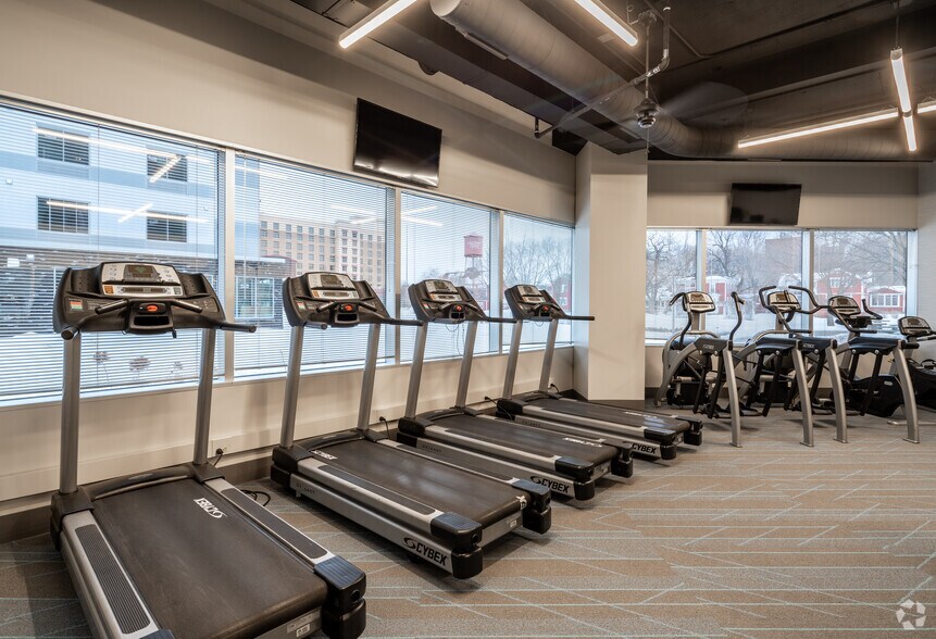 More Photos Of 6160 N Summit Dr, Brooklyn Center Office For Lease