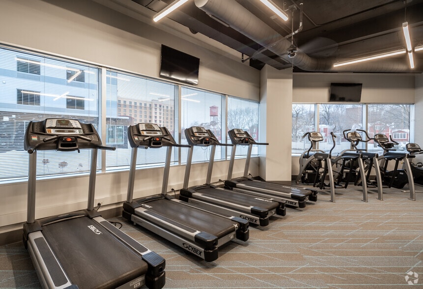 More Photos Of 6160 N Summit Dr, Brooklyn Center Office For Lease