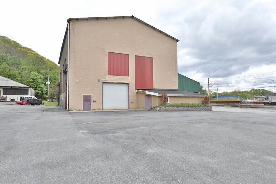 More Photos Of 126 E Dickerson St, Dover Warehouse For Lease