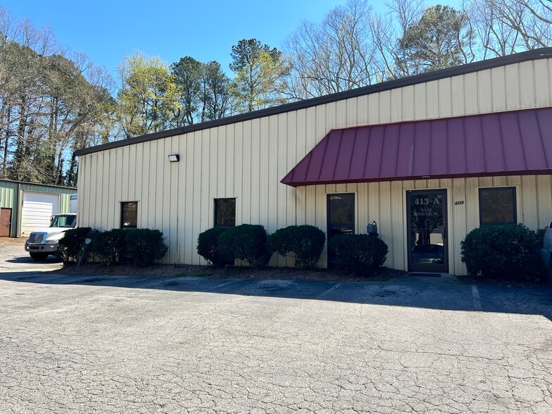 More Photos Of 413 W Chatham St, Cary Flex For Lease