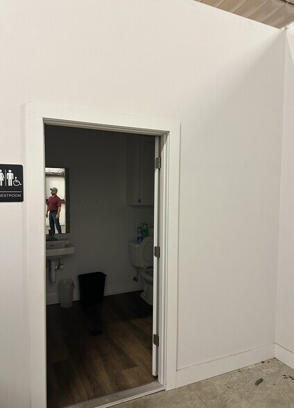 More Photos Of 3001 S Darla Ave, Gonzales Warehouse For Lease