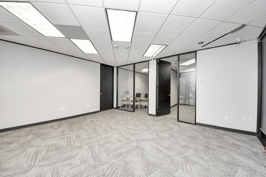 More Photos Of 6100 Corporate Dr, Houston Office For Sale