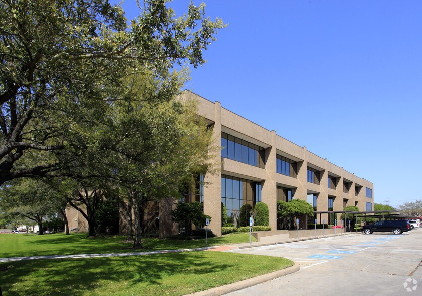 More Photos Of 10701 Corporate Dr, Stafford Office For Lease