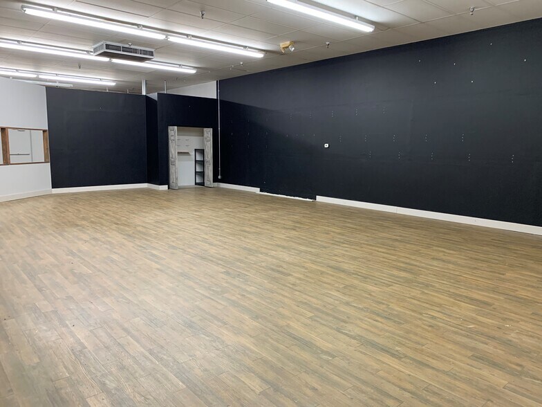 More Photos Of 1003-1047 W 7th St, Auburn Unknown For Lease