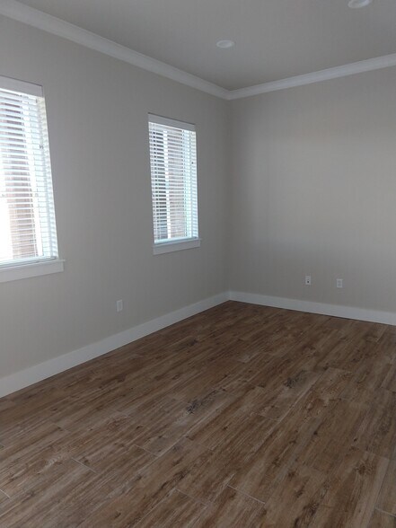 More Photos Of 60 Noble Ct, Heath Office Residential For Lease