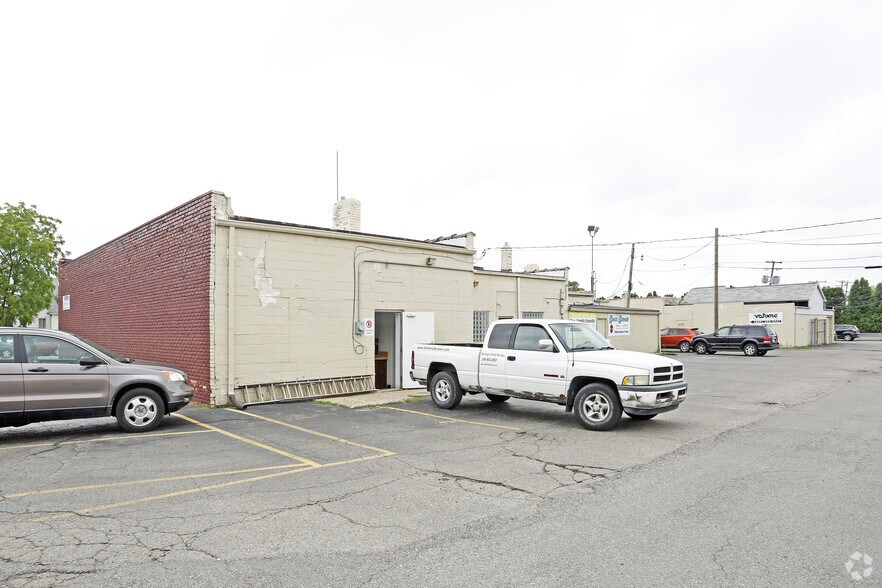 More Photos Of 32008-32056 Utica Rd, Fraser Storefront For Lease