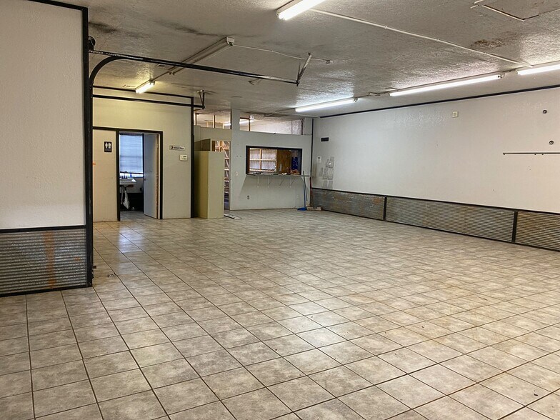 More Photos Of 13433 NW Expressway, Piedmont Flex For Lease