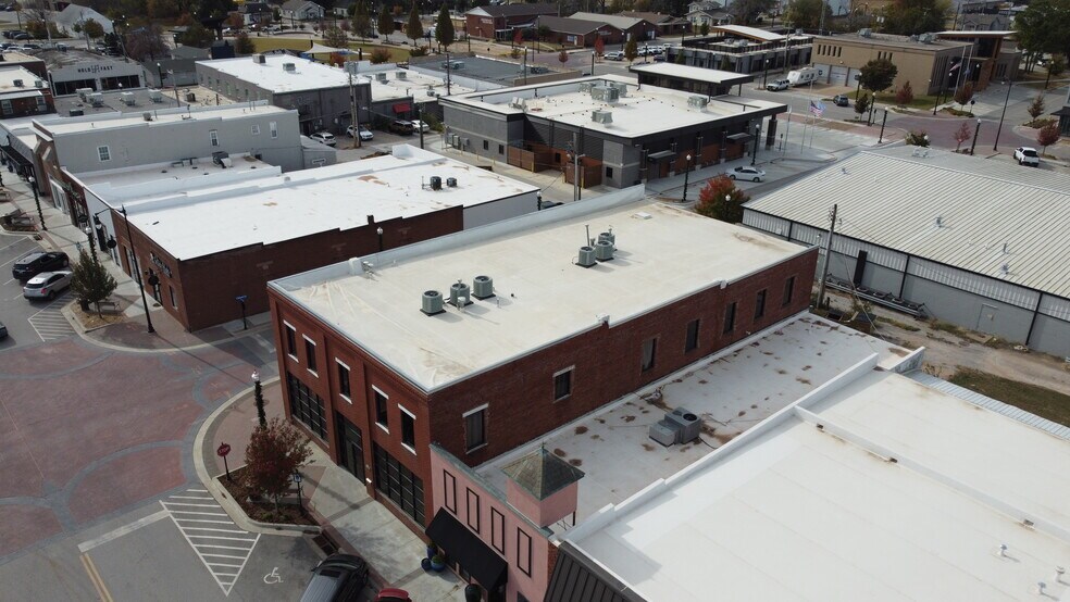 More Photos Of 200 N Armstrong St, Bixby Storefront For Lease