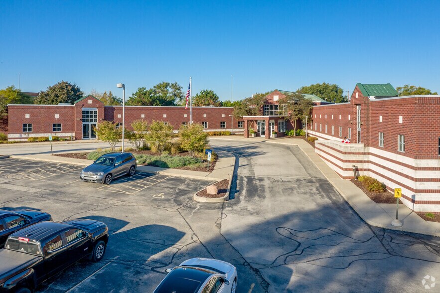 More Photos Of 20611 Watertown Rd, Waukesha Medical For Lease