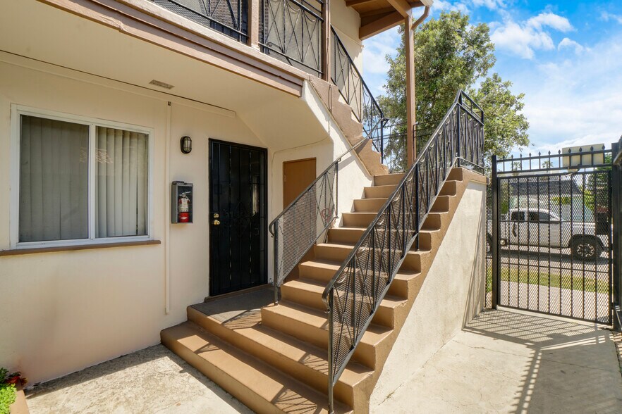 More Photos Of 1885-1887 Locust Ave, Long Beach Apartments For Sale