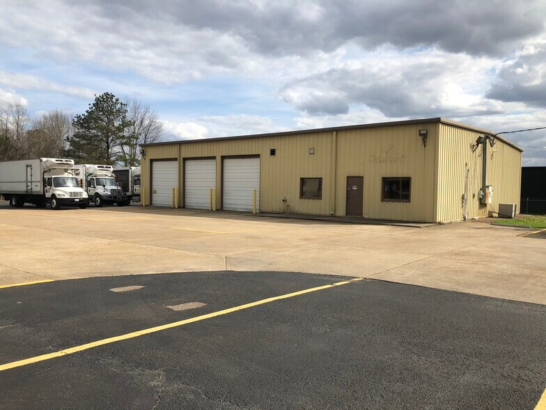 More Photos Of 355 Distribution Dr, Madison Distribution For Lease