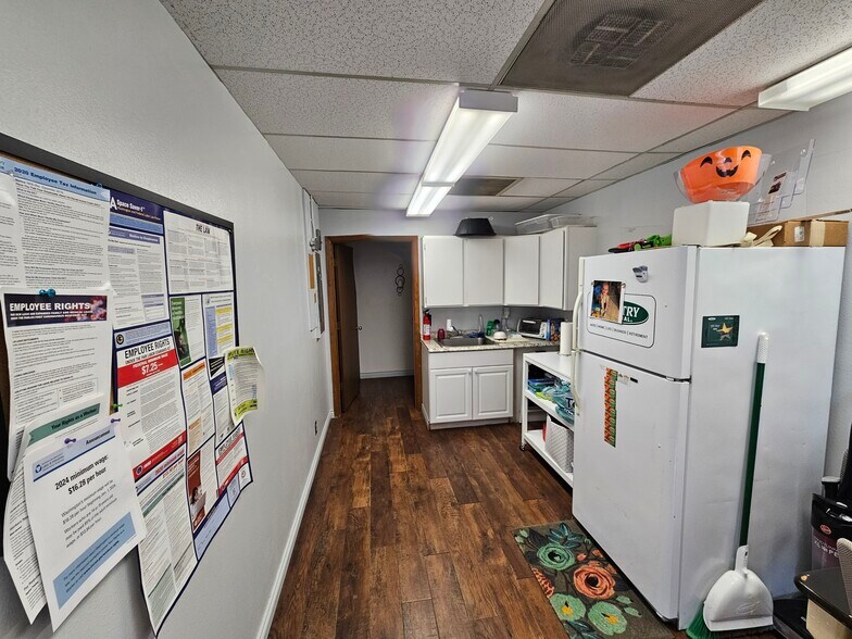 More Photos Of 717 Vandercook Way, Longview Storefront For Lease