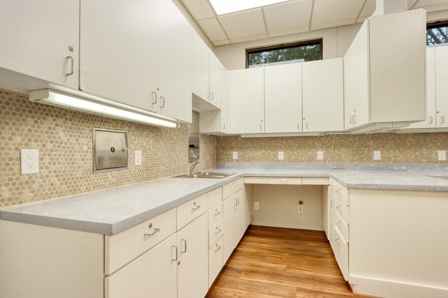 More Photos Of 1717 N Garrett Ave, Dallas Medical For Sale