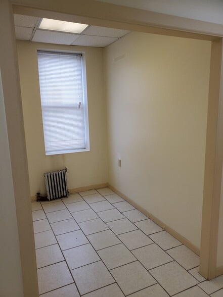 More Photos Of 621 E 187th St, Bronx Storefront Retail Office For Lease