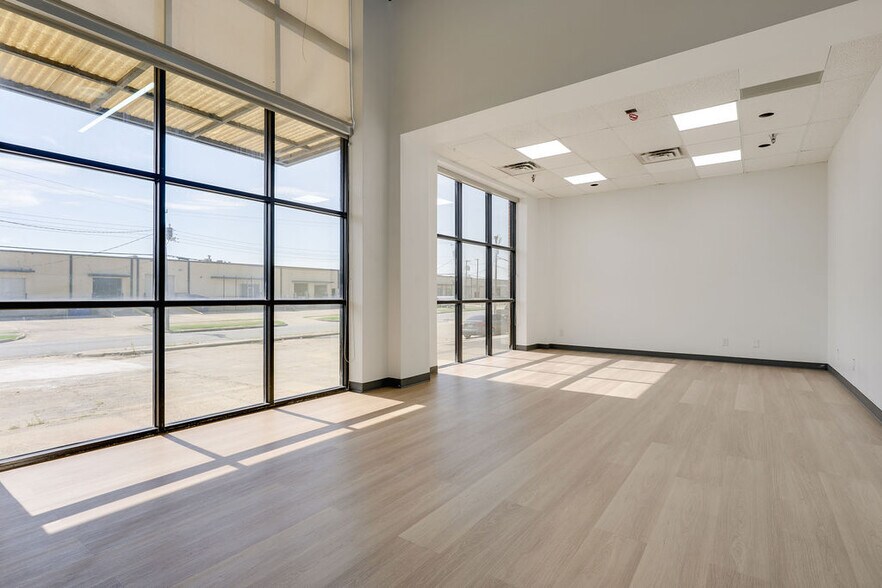 More Photos Of 4855 Cash Rd, Dallas Showroom For Lease