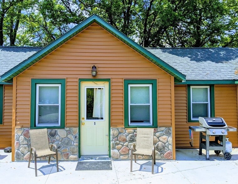 More Photos Of 2410 Albion Ave, Fairmont Hospitality For Sale