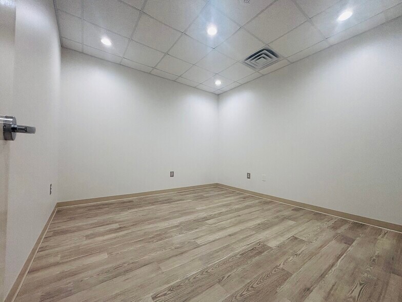 More Photos Of 131 Parkwood Cir, Carrollton General Retail For Lease