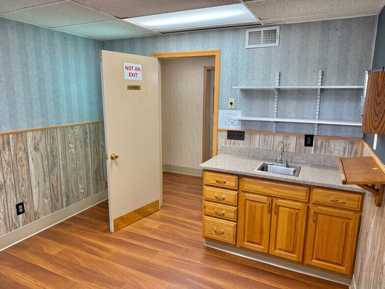More Photos Of 1107 Lincoln Way E, Massillon Veterinarian Kennel For Sale