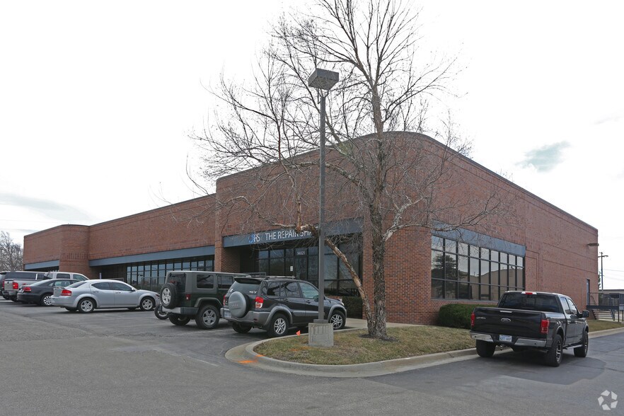 More Photos Of 14015-14021 W 95th St, Lenexa Warehouse For Lease