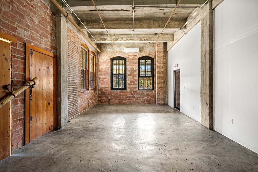 More Photos Of 1113 Vine St, Houston Loft Creative Space For Lease