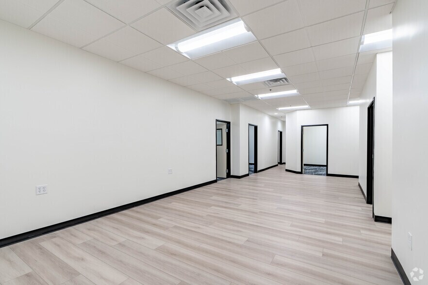 More Photos Of 240 N Sunway Dr, Gilbert Manufacturing For Lease