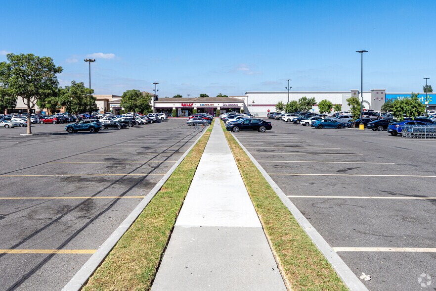 More Photos Of 14525 Lakewood Blvd, Paramount Storefront Retail Office For Sale