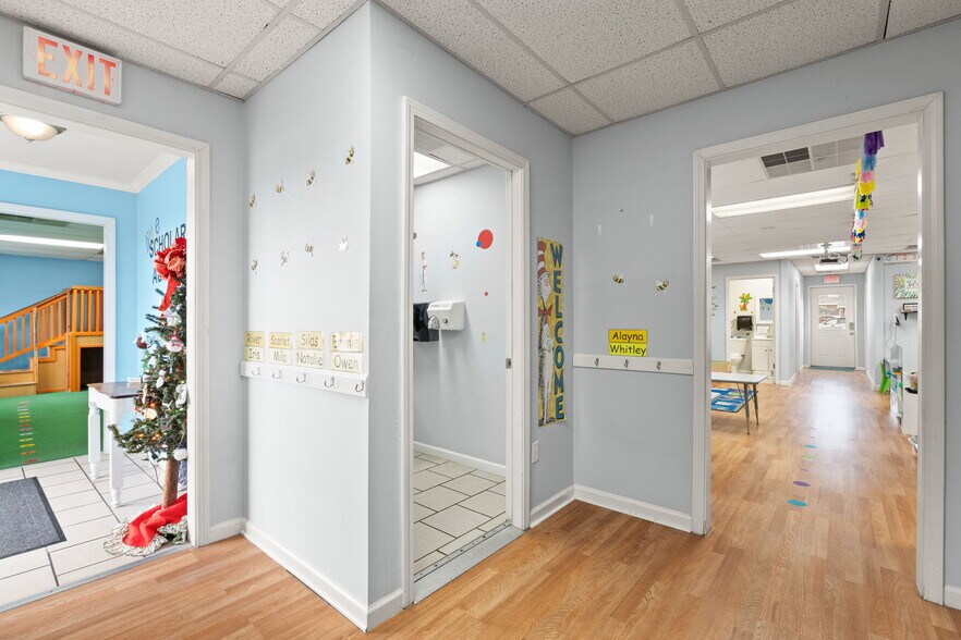 More Photos Of 1990 NW In-337, Corydon Medical For Sale