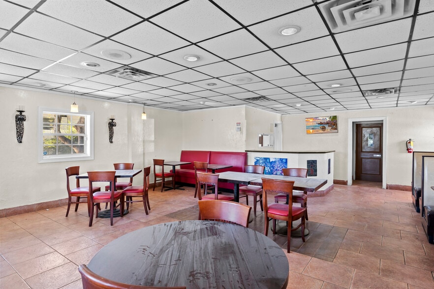 More Photos Of 7201 S Dixie Hwy, West Palm Beach Restaurant For Lease