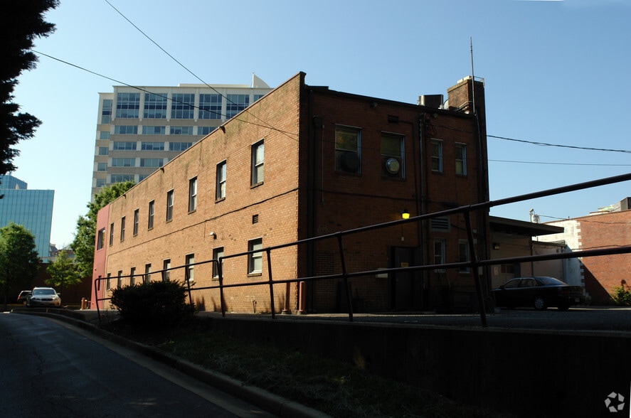 More Photos Of 2039 Wilson Blvd, Arlington Storefront For Lease