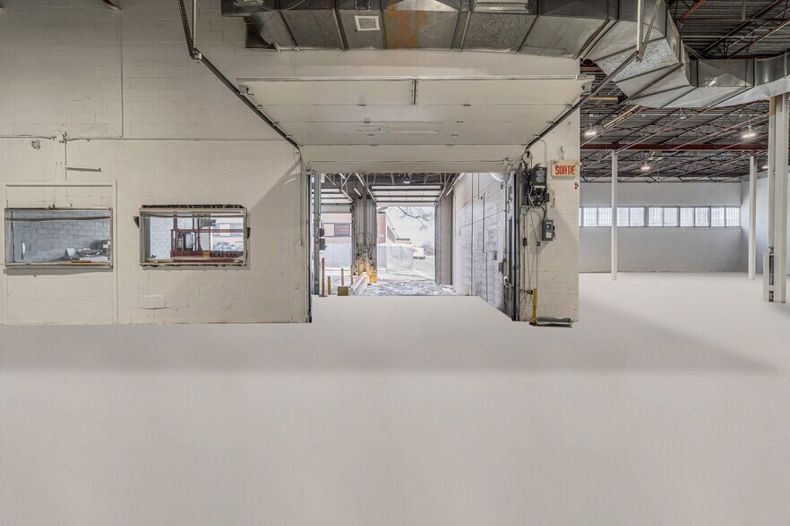 More Photos Of 5655 Rue de Marseille, Montréal Light Distribution For Lease