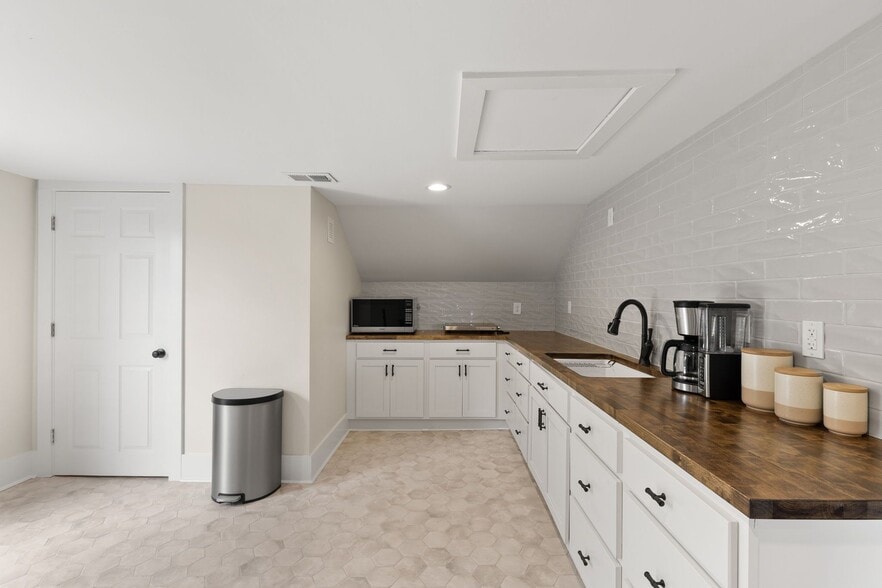 More Photos Of 157 Old Shackle Island Rd, Hendersonville Storefront Retail Office For Sale