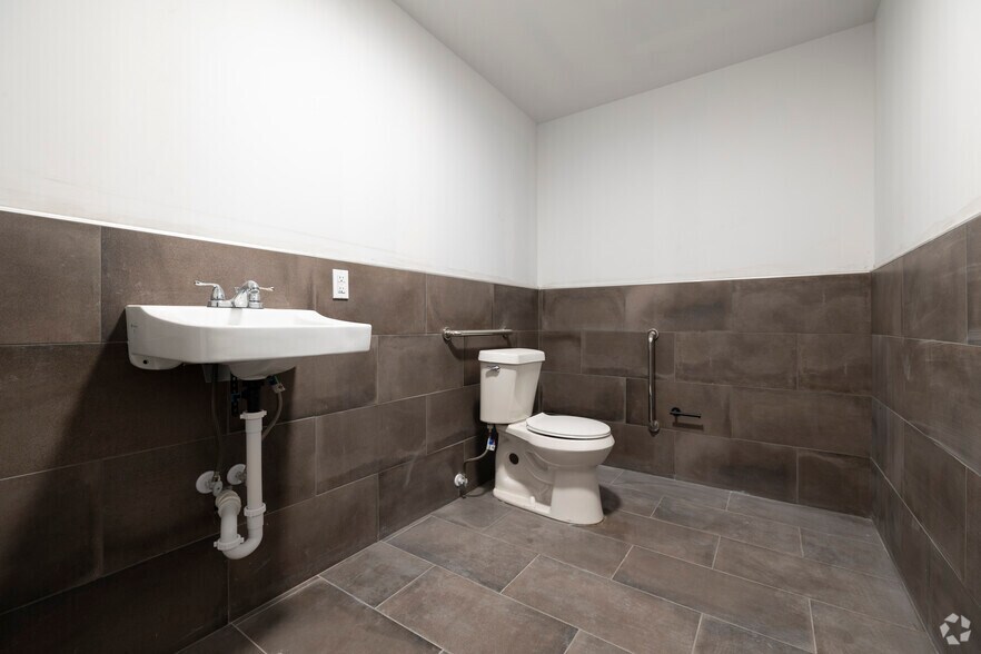 More Photos Of 130 Mitchell Rd, Houston Unknown For Lease